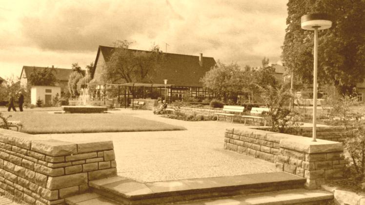 author Nein, das ist keine auf alt getrimmte Animation der Wiese am Kirchplatz, wie sie künftig aussehen soll. Es handelt sich tatsächlich um eine historische Aufnahme aus den 1960er-Jahren, die zeigt, wie die Fläche früher einmal aussah. Das Foto stammt aus dem Buch „Der Landkreis Tecklenburg“ (Stalling AG Oldenburg) und ist überschrieben mit dem Titel „Westerkappeln Kirchplatz 1964 – Eine Oase der Stille und Ruhe im Ortskern“. Manche Mitbürger werden sich heute vielleicht fragen, warum dieses idyllische Plätzchen platt gemacht wurde und nun für viel Geld mit ähnlicher Zielsetzung wieder neu hergerichtet werden muss.