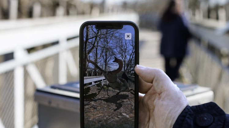 Was kann Augmented Reality? Auf den Bad Iburger Baumwipfelpfad zaubert sie Wildschweinrotten und Photosynthese-Experimente. Geschäftsführer Benjamin Veit Engelker zeigt am 18.03.2022 auf dem Baumwipfelpfad in Osnabrück die Möglichkeiten der neuen „Augmented Reality"-App. Foto: David Ebener ***Stichworte*** Augmented Reality, AR, Digital, dam-archiv