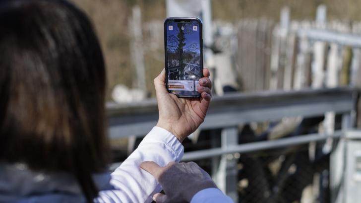 NOZ-Redakteurin Monika Vollmer testet am 18.03.2022 auf dem Baumwipfelpfad in Osnabrück die Möglichkeiten der neuen „Augmented Reality"-App. Foto: David Ebener ***Stichworte*** Augmented Reality, AR, Digital, dam-archiv
