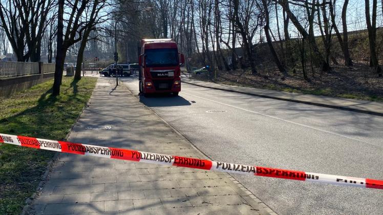 Am Mittwochmorgen ist ein Radfahrer bei einem Unfall mit einem Lkw im Osnabrücker Stadtteil Hafen gestorben.