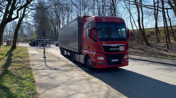 Am Mittwochmorgen starb der 62-jähriger Radfahrer. Der Lkw-Fahrer sitzt in U-Haft. Am Mittwochmorgen ist ein 62-jähriger Radfahrer bei einem Unfall mit einem Lkw im Osnabrücker Stadtteil Hafen gestorben.