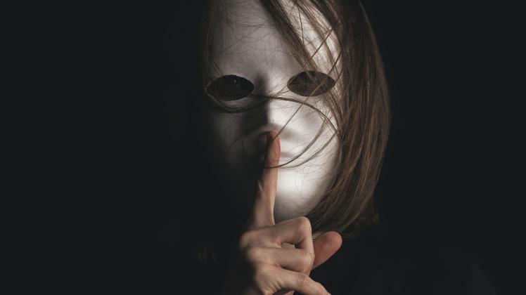 Wer am Imposter-Phänomen leidet, fürchtet enttarnt zu werden - doch was, wenn es gar keine Tarnung ist? (Symbolbild) Wer am Imposter-Phänomen leidet, fürchtet enttarnt zu werden - doch was, wenn es gar keine Tarnung ist? (Symbolbild)