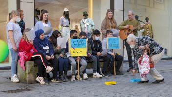 Osnabrück: Schüler der Förderschule an der Rolandsmauer sammeln durch Gesang in der Osnabrücker Fußgängerzone Geld für die Ukrainer. 23.03.2022