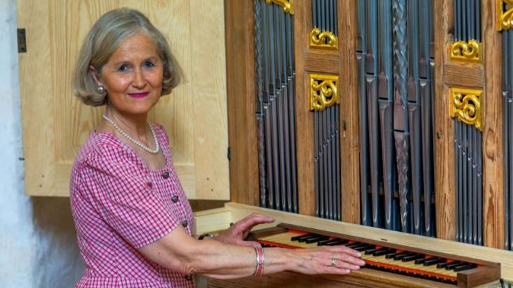 Sie organisiert die Konzerte in der Ruchower Kirche: Stefanie v. Laer an der Richborn-Orgel.