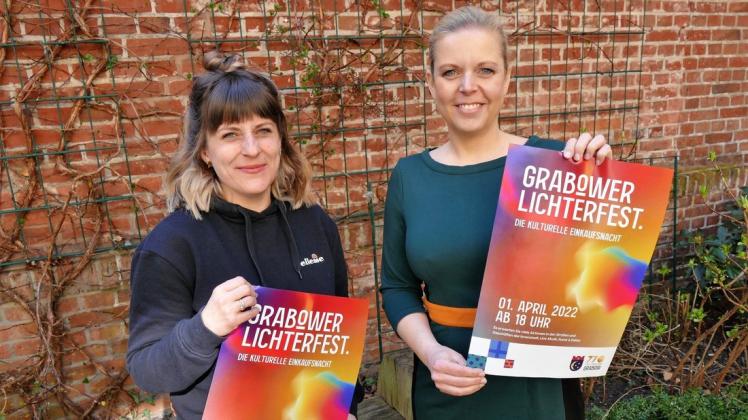Sie beide freuen sich auf das Lichterfest: Kathleen Bartels (r.) und Nele Dreyer stecken bereits in den Vorbereitungen, denn am 1. April soll es in Grabow starten.