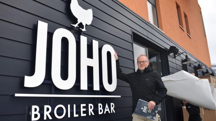 Gegenüber des Hauptbahnhofs in Rostock hat Betriebsleiter Lars Neugebauer bereits eine neue Filiale eröffnet. Nun kommt eine Joho-Broiler-Bar auch nach Zingst.