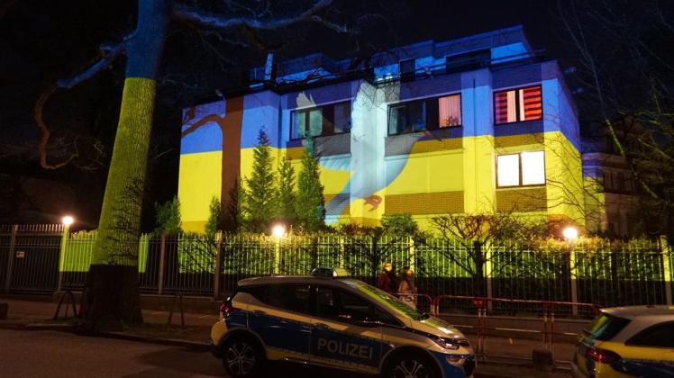 Russisches Konsulat in Hamburg wird in den Farben der Ukraine | SHZ