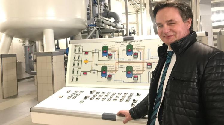 An der technischen Anlage, die sofort einen Notruf sendet, sobald im Wasserwerk etwas nicht stimmt: Geschäftsführer der Stadtwerke Wulf-Peter Bosecke
