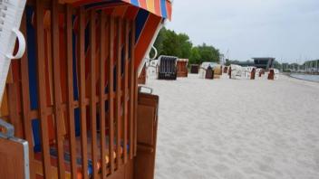 Die Strandkörbe gehören bis Mitte Juni allein den Eckernfördern.