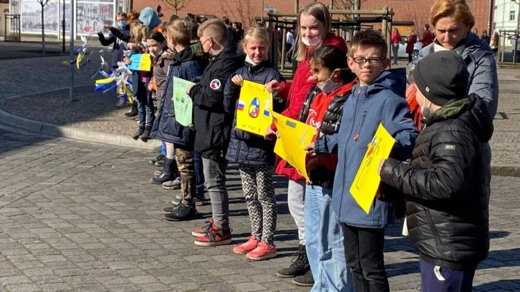 Am Dienstag setzten die Jungen und Mädchen der Wittenberger Friedrich-Ludwig-Jahn-Grundschule ein Zeichen für den Frieden und gegen den Krieg in der Ukraine.