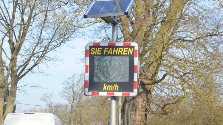 Die Gemeinde Ventschow überlegt, ob sie, wie hier in Schimm, an ihren Ortseingängen Geschwindigkeitstafeln aufstellt.