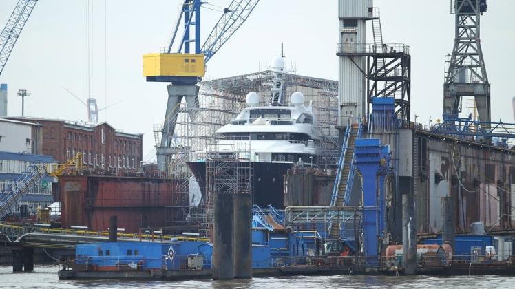 Die Yacht „Solandge" in Dock 6 von Blohm+Voss im Hamburger Hafen.
