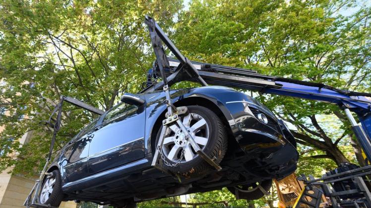 Immer wieder werden Autos zu Hansa-Spielen am Hauptbahnhof Süd in Rostock trotz gültigem Parkschein abgeschleppt. (Symbolbild) Immer wieder werden Autos zu Hansa-Spielen am Hauptbahnhof Süd in Rostock trotz gültigem Parkschein abgeschleppt. (Symbolbild)