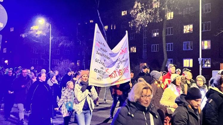 Auch in Schwerin versammeln sich regelmäßig große Gruppen, um gegen die Corona-Maßnahmen zu demonstrieren, wie hier vor einigen Wochen.