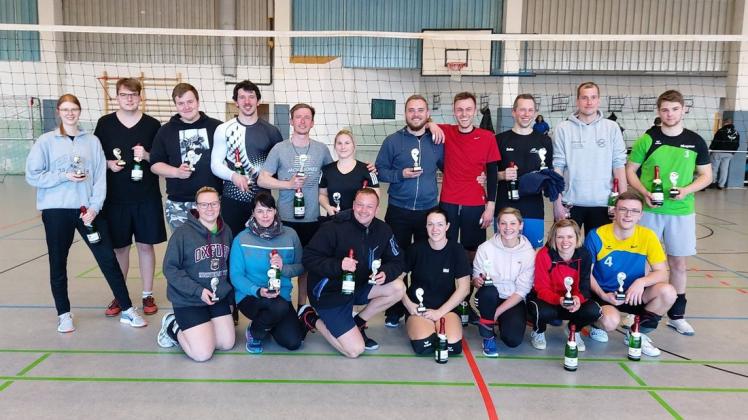 Die Sieger und Platzierten der 35. Auflage des Volleyball-Mix-Turnieres beim Lübzer SV