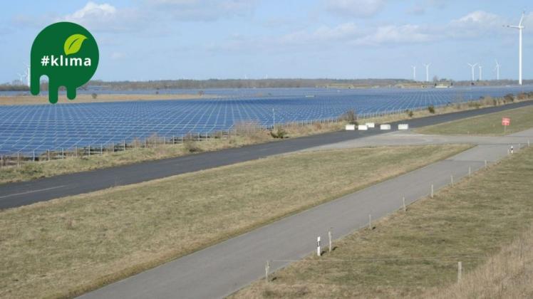 Photovoltaikanlagen, soweit das Auge reicht, auf einem mit 160 ha größten Solarparks Deutschlands auf dem ehemaligen Flugplatz Eggebek.
