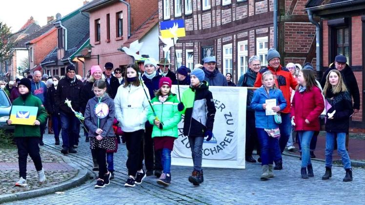 Rund 200 Menschen sind am Sonntag zu dem Friedensmarsch gegen den Krieg in der Ukraine in Hagenow gekommen.