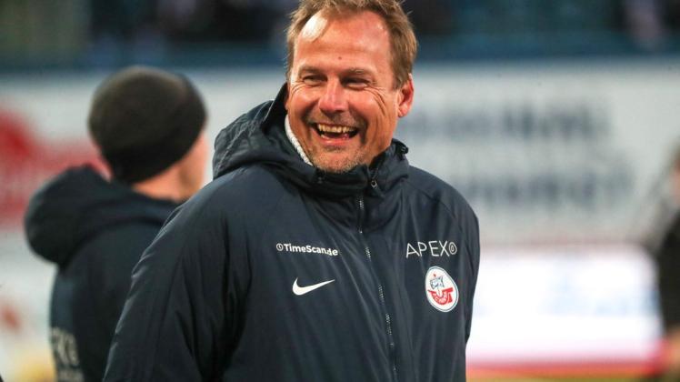 Derzeit hat Martin Pieckenhagen gut lachen. Mit 34 Punkten nach 27 Spielen liegt der FC Hansa klar auf Kurs Klassenerhalt in der 2. Bundesliga. Allerdings laufen auch 19 Spielerverträge aus. Eine Menge Arbeit wartet also auf den 50-Jährigen.
