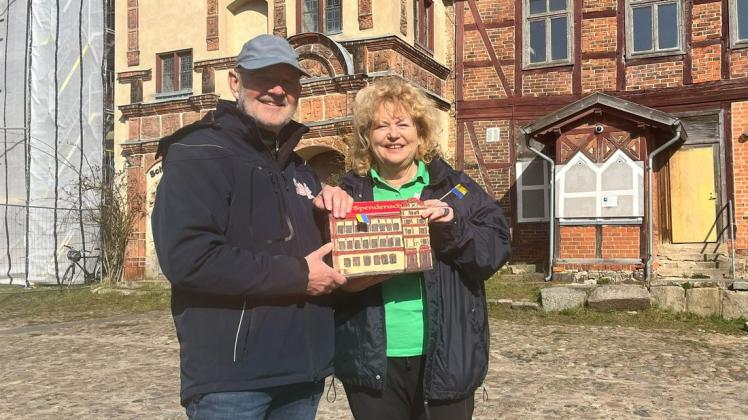 Christoph Struck und Bringfriede Weidemann vom Förderverein mit ihrem Spendenschloss hoffen auf eine rege Teilnahme an den beiden Führungen. Christoph Struck und Bringfriede Weidemann vom Förderverein mit ihrem Spendenschloss hoffen auf eine rege Teilnahme an den beiden Führungen.