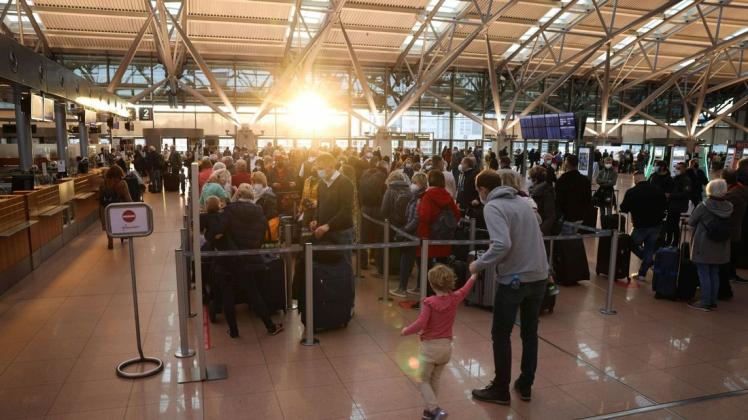 So war es in der vergangenen Woche: Wegen eines Warnstreiks von Sicherheitskräften in der Fluggastkontrolle kam es am Hamburger Flughafen zu langen Wartezeiten.
