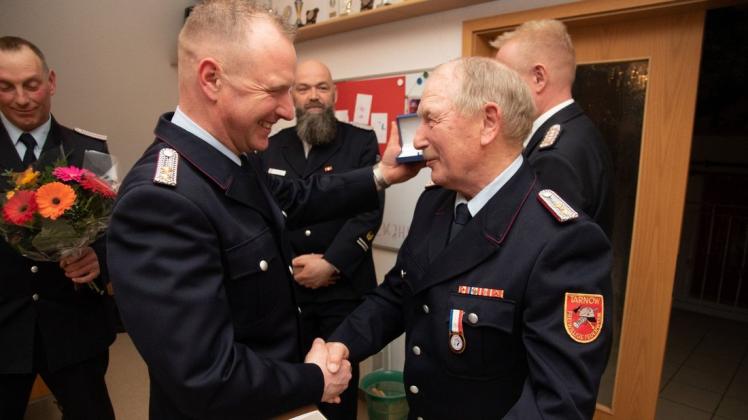 Ganz in Familie: Der wiedergewählte Wehrführer Mathias Gundlach gratuliert Vater Christian Gundlach zu seiner 50-jährigen Mitgliedschaft in der Feuerwehr.