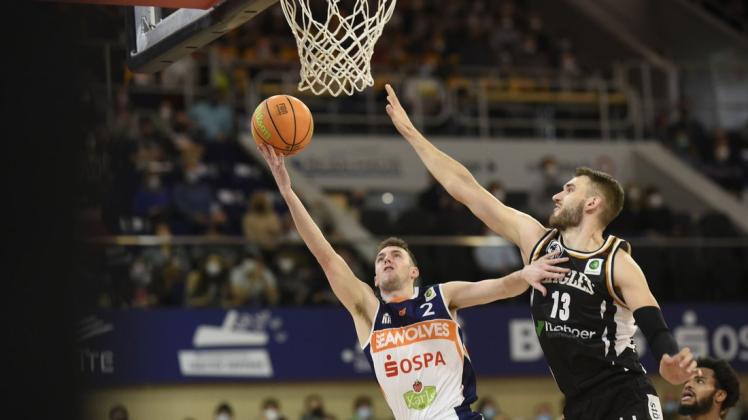 Mit einem Korbleger sorgte Tyler Nelson (hier im Heimspiel gegen Itzehoe) in Paderborn für den 82:79-Endstand und damit für den 22. Saisonspiel der Rostock Seawolves. Mit einem Korbleger sorgte Tyler Nelson (hier im Heimspiel gegen Itzehoe) in Paderborn für den 82:79-Endstand und damit für den 22. Saisonspiel der Rostock Seawolves.