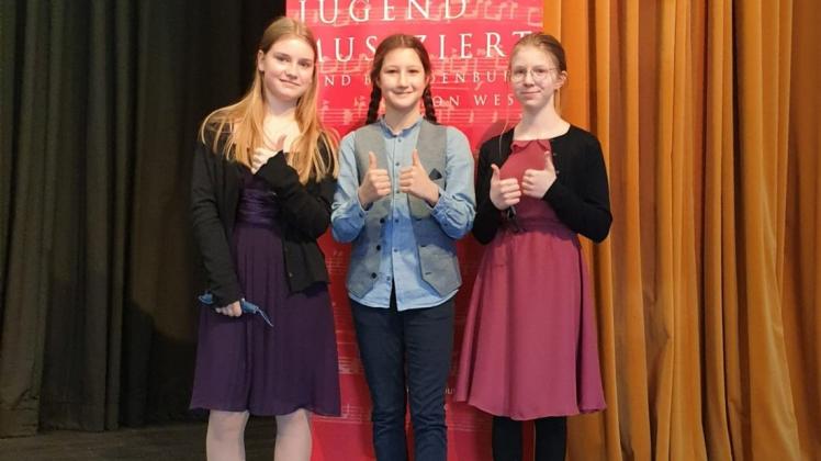 Freuen sich auf ihre Teilnahme am Landeswettbewerb: Charlotte Westphal, Ida Harders und Mirjam Netal (v.l.).
