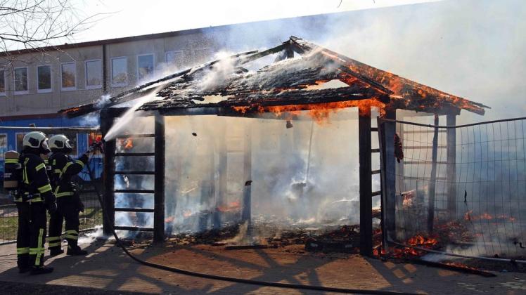 Zwar stand der inzwischen lichterloh brennende Pavillon in direkter Nähe zu einem Schulgebäude, die Flammen griffen glücklicherweise aber nicht über.