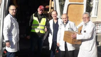 Eine ganze Wagenladung voller Medikamente brachte Rainer Birkholz direkt ins Kinderkrankenhaus von Ivano-Frankivsk. Hier wurden sie von Ärzten in Empfang genommen.