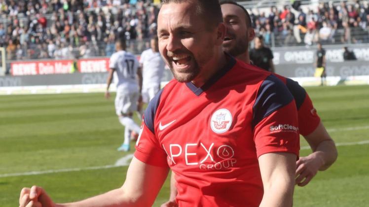 Torschütze John Verhoek (v.) und Pascal Breier feiern den Treffer zum 1:0 in Sandhausen.