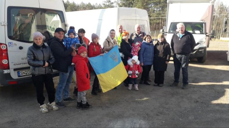 Einige geflüchtete Familien holten sich Spenden direkt vor Ort in Iwano von den Helfern ab. Einige geflüchtete Familien holten sich Spenden direkt vor Ort in Iwano von den Helfern ab.