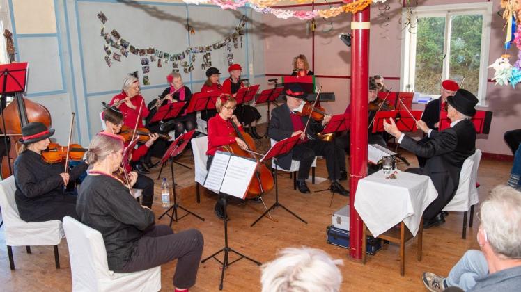 Das „Almaran Salon-Orchester“ aus Hamburg entführte am vergangenen Sonnabend seine 30 Zuhörer im Dorfgemeinschaftshaus Stiepelse in die Welt der Evergreens.