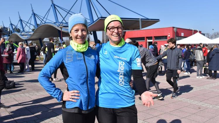 Gemeinsam mit ihrer Laufgruppe Lauftreff des 1. LAV Rostock erliefen Sabine Engelmann (l.) und Katja Brodny rund 200 Euro beim Run for Kyiw für die Opfer des Ukraine-Kriegs.