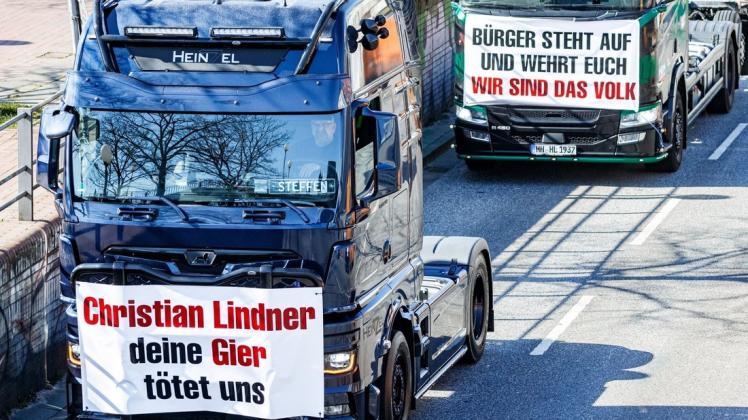 Ein Transparent mit der Aufschrift "Christian Lindner, deine Gier tötet uns" ist an einer Zugmaschine angebracht.