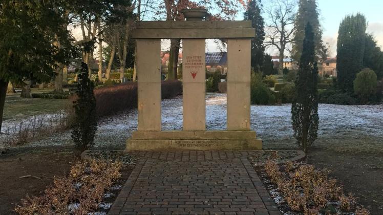Auf dem Friedhof in Neustadt-Glewe kosten die Pflegearbeiten jetzt mehr Geld.