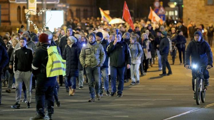 Nachdem die Teilnehmerzahl der Corona-Proteste in Rostock in der Vergangenheit immer weiter abnahm, scheinen kürzlich wieder mehr Menschen gegen die Schutzmaßnahmen auf die Straße zu gehen. (Symbolbild)
