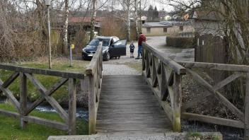 Gleich hinter dieser Brücke beginnt in Sternberg der Abschnitt der Reuterkoppel, der noch nicht befestigt ist. Das erfolgt in diesem Jahr.
