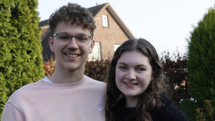 Vor einem Jahr haben Marvin Goeke und Jule Froese Abitur gemacht. Jetzt wollen die beiden endlich etwas erleben. Vor einem Jahr haben Marvin Goeke und Jule Froese Abitur gemacht. Jetzt wollen die beiden endlich etwas erleben.