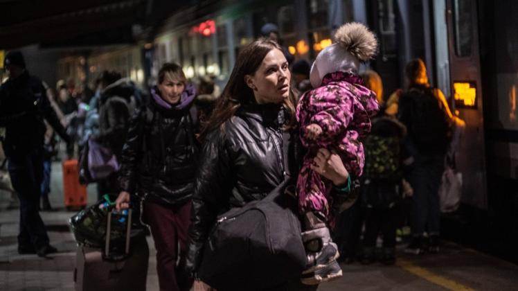 Ukrainische Flüchtlinge besteigen am Bahnhof von Przemysl, Polen, einen Zug, der sie weiter nach Westen bringen soll.