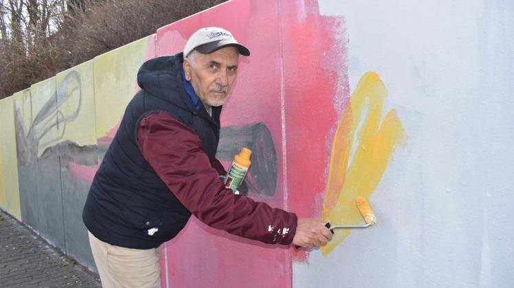 Will ein Zeichen gegen die Kriege in Syrien und in der Ukraine setzen: Der syrische Künstler Mohammed Hamdun gestaltet die Hangmauer am Rostocker Peter-Weiss-Haus.