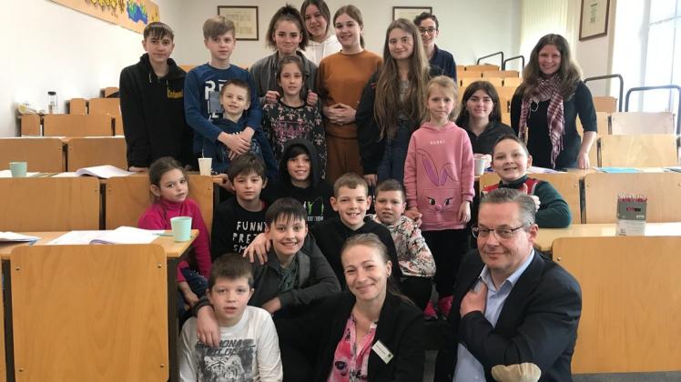 Die Kinder aus der Ukraine lernen gerne deutsch mit Kateryna Lonska (vorne Mitte). Christian Rosenkranz leitet die Bildungseinrichtung (vorne rechts). Die Kinder aus der Ukraine lernen gerne deutsch mit Kateryna Lonska (vorne Mitte). Christian Rosenkranz leitet die Bildungseinrichtung (vorne rechts).