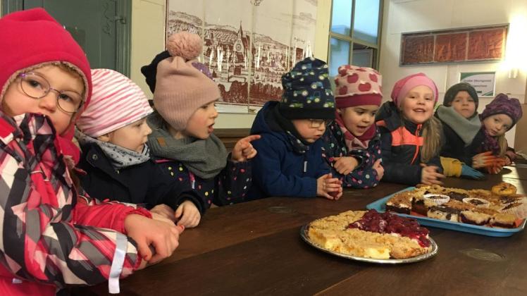 Sie haben gebacken für den guten Zweck: Sowohl Kinder der Gadebuscher Kita am Burgsee, als auch vom Hort, verkaufen Kuchen und sammeln damit Spenden für Menschen aus der Ukraine.