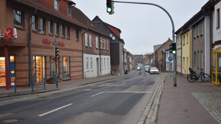 Die Fahrbahndecke der Schweriner Straße in Brüel wird ab kommenden Montag komplett erneuert. Zum Teil unter einer Vollsperrung, wie Bürgermeister Burkhard Liese mitteilte.