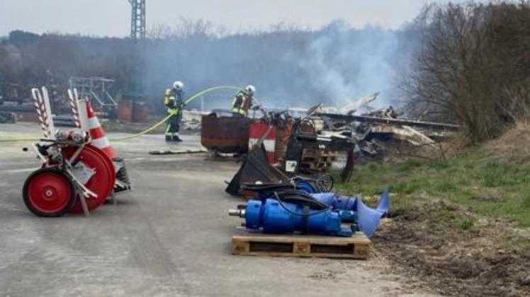 Einsatzkräfte der Freiwilligen Feuerwehr Leezen und Kameraden aus Langen Brütz löschen den Brand an der Biogasanlage.