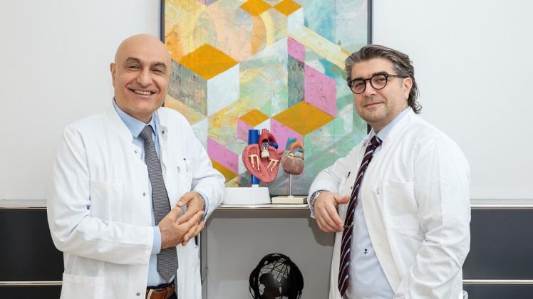 Die Professoren Hüseyin Ince (l.) und Alper Öner leiten das Herzzentrum der Universitätsmedizin Rostock und sind stolz auf das Geleistete im Fall des 38-jährigen Kranmonteurs.