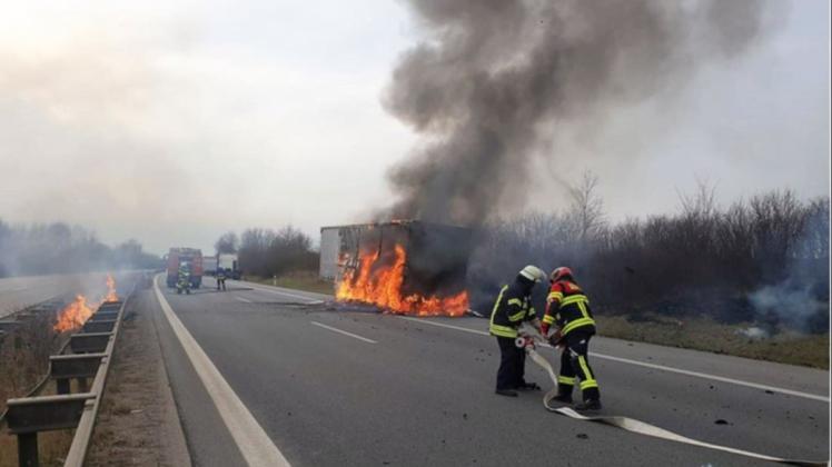 Der Auflieger einer polnischen Sattelzugmaschine geriet bei Wismar in Brand.