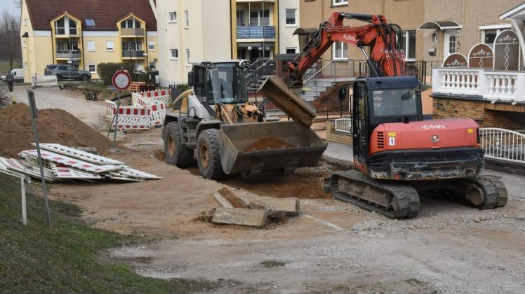 Bauarbeiten im Wohngebiet Serrahnsbach in Sternberg: Jetzt wird in Nebenstraßen gebaggert.