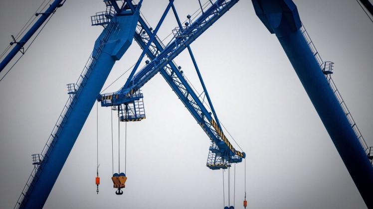 Der Wirtschaftsstandort Rostock ist durch die Insolvenz der MV Werften und die angekündigten Schließungen von Nordex und Caterpillar in eine schwere Krise geraten. Die Suche nach neuen Investoren geht unterdessen weiter (Symbolbild). Der Wirtschaftsstandort Rostock ist durch die Insolvenz der MV Werften und die angekündigten Schließungen von Nordex und Caterpillar in eine schwere Krise geraten. Die Suche nach neuen Investoren geht unterdessen weiter (Symbolbild).