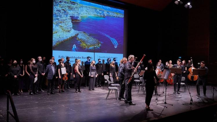Studierende und Lehrende der Hochschule für Musik und Theater Rostock musizierten für die Ukraine und sammelten Spenden.
