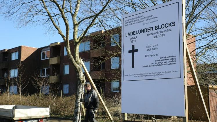 Schandfleck: Die ruinierten Wohnblocks in der Ladelunder Poststraße: Der Hilferuf der Ladelunder soll sich in den sozialen Netzwerken verbreiten.